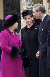 Queen Elizabeth, December 25, 2002 | The Royal Hats Blog